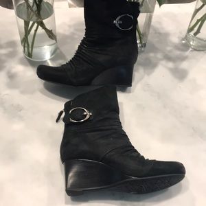 Earthies 9 black ankle boot